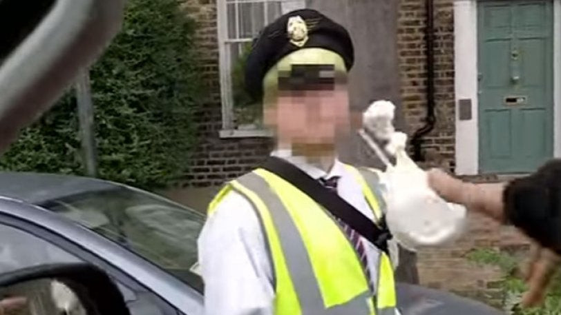 Είδε τον αστυνομικό να δίνει κλήση σε ανάπηρο και τον έλουσε με μιλκσέικ (βίντεο)